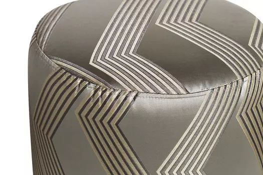 Пуф серебристого цвета с металлическим ободом