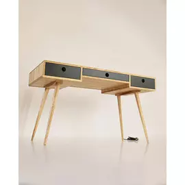 Рабочий стол n'Cord со встроенными розетками