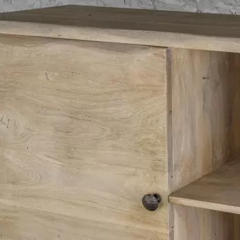 Шкаф из дерева бежевого цвета