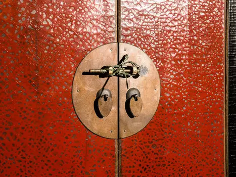 Шкаф красно-черного цвета