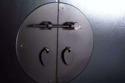 Шкаф с полками черного цвета