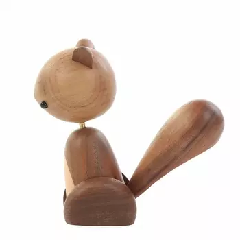 Статуэтка Squirrel из массива ореха