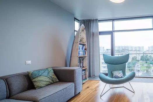 Стеллаж из лодки дали из выдолбленного ствола дерева