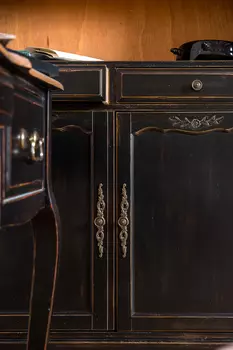 Стеллаж с ящиками и дверцами