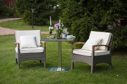 Стол компания серо - коричневого цвета