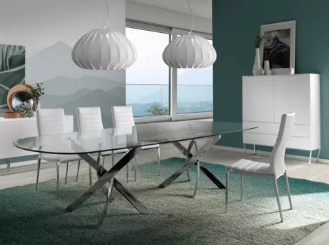 Стул белого цвета со стальным каркасом