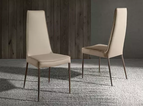 Стул бежевого цвета