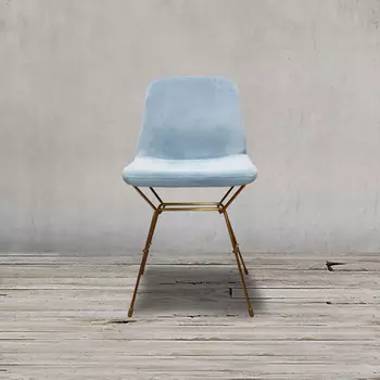 Стул голубого цвета