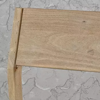 Стул из дерева бежевого цвыета