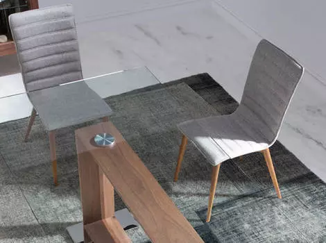 Стул из массива и ткани светло-серого цвета