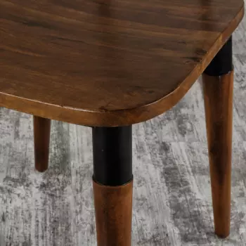 Стул коричневого цвета