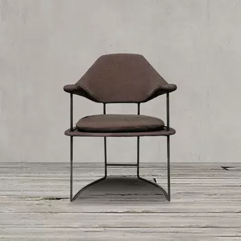 Стул коричневого цвета