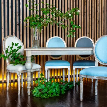 Стул луи с обивкой пудрового голубого цвета