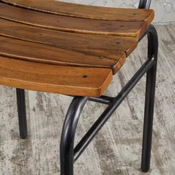 Стул на металлических ножках