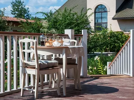 Стул с деревянным сиденьем