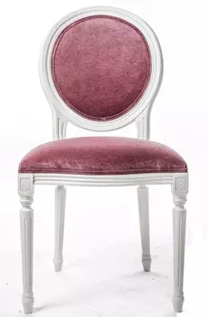 Стул с мягкой обивкой лилового цвета