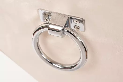 Стул с обивкой из кремового велюра