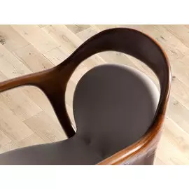 Стул с основанием цвета орех