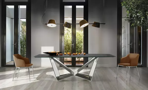 Стул светло-коричневого цвета