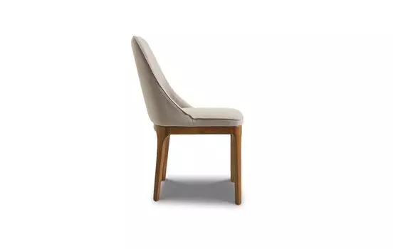 Стул в бежевой тканевой обивке