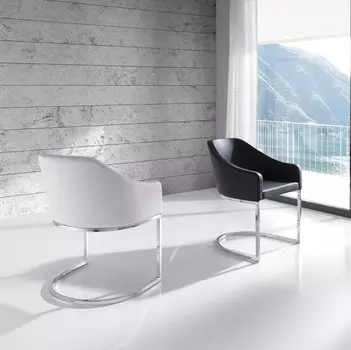 Стул в обивке из кожи кремового цвета