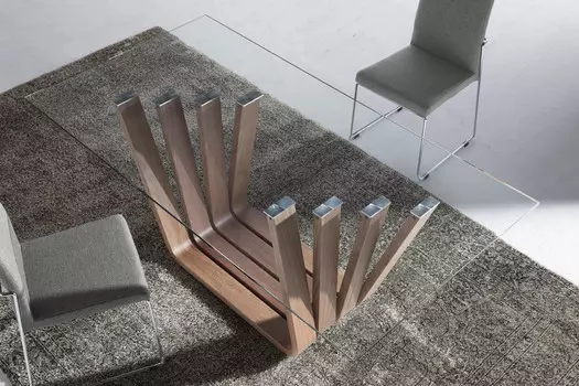 Стул в обивке из ткани серого цвета