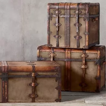 Сундук коричневого цвета