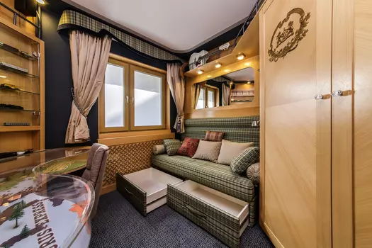 Трехместный диван с выкатными ящиками дрезден