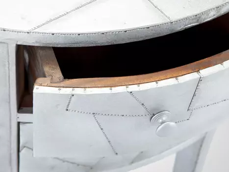 Тумба овальной формы, декорирована покрытием из металла 70x67x47 см