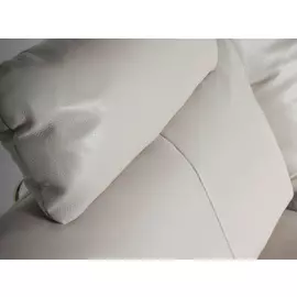 Угловой диван белого цвета