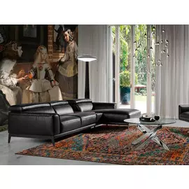 Угловой диван черного цвета