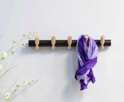 Вешалка настенная с деревянными крючками