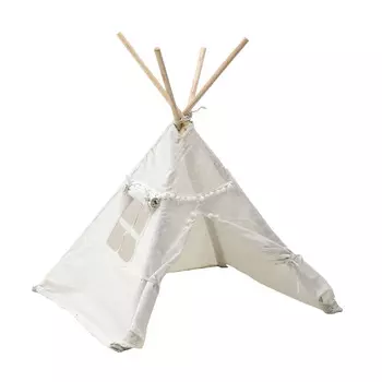Вигвам белого цвета из дерева и ткани