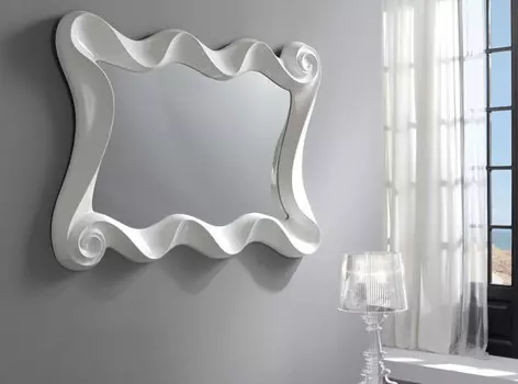 Зеркало в белой раме