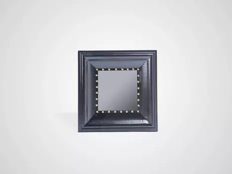 Зеркало в квадратной черной раме