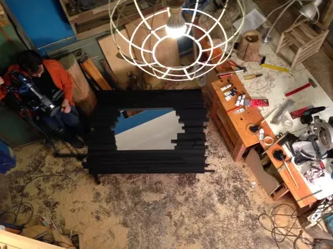 Зеркало в массивной фактурной раме из дерева