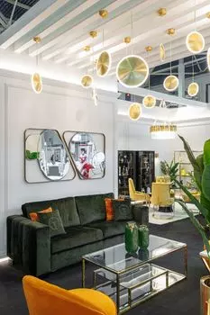 Журнальный стол из стекла и стали золотого цвета