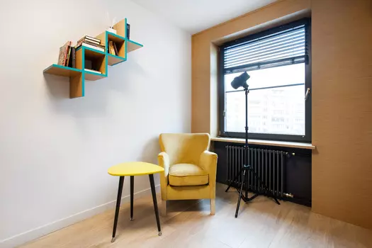 Журнальный стол приставной Woodi "Капля" из дерева с кофейной столешницей