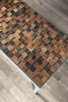 Журнальный стол со стальным основанием