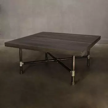 Журнальный столик на стальных ножках