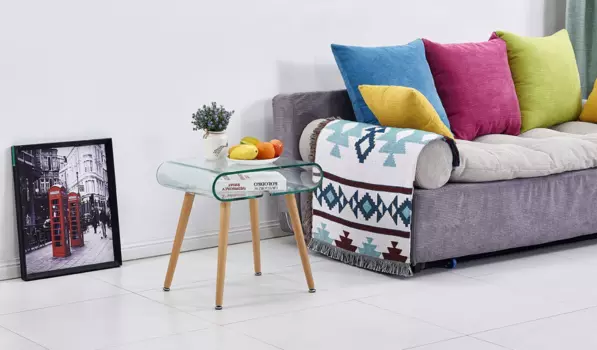 Журнальный столик со столешницей из гнутого стекла