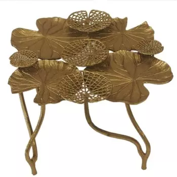 Журнальный столик золотого цвета