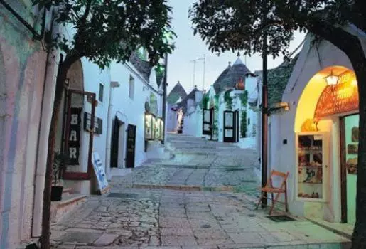 1000 pieces Alberobello at dusk 71-355