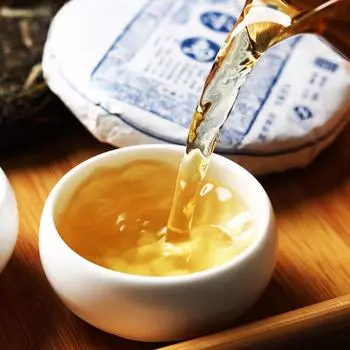 100 г Юньнаньский чай Пуэр Исландский сырой чайный торт Чай с семью семенами Сырой чай Пуэр 100g/cake