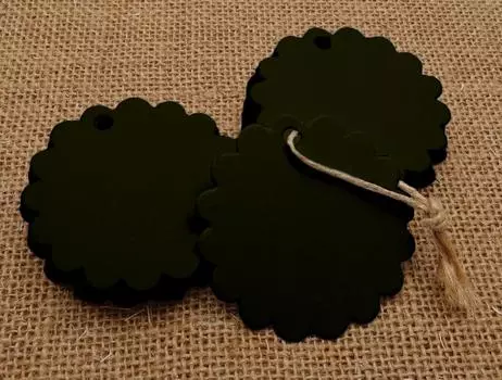 100 шт. зубчатых пустых свадебных бирок для бонбоньерок, подарочных бирок для леденцов с джутовыми шпагатами 0.75 Inches Diameter чёрный