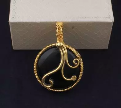 14kt позолоченная проволока, обернутая натуральным черным ониксом, свадебное ожерелье, кулон для женщин, круглый драгоценный камень ручной работы, золотой кулон, подарки, идея, ювелирные изделия