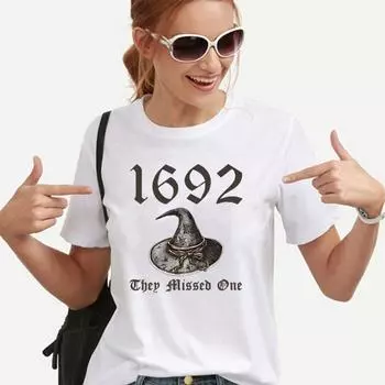 1692 Футболка They Missed One Футболка Salem Witch Футболка Spooky Season Футболки Женские футболки Хэллоуин Футболка Witchy Подарок на Хэллоуин S серый