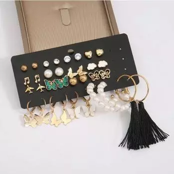 17 пар жемчужных колец и сережек-гвоздиков в виде сердечек-бабочек золотистый