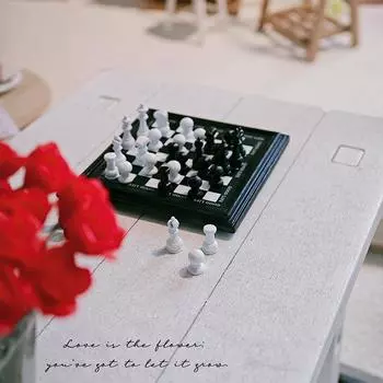 1/12 кукольный домик мини шахматный набор черно-белые шахматные фигуры шахматная доска украшения кукольный домик домашнее украшение ролевые игры игрушки 1Set