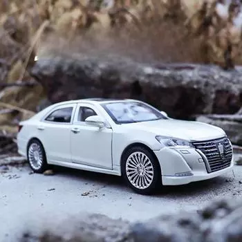 1:24 Модель автомобиля Toyota Crown 14-го поколения из легкого сплава со звуком, светом и открывающимися дверями - игрушечная машина для мальчиков белый